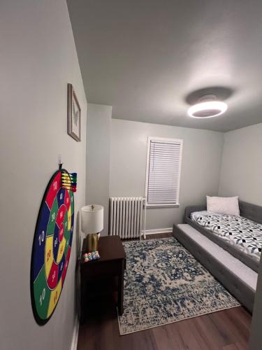 Dormitorio pequeño con cama y mesa en Cozy on the Hill, en Wilmington