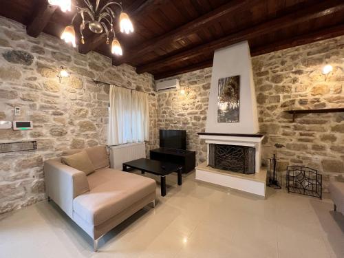 un soggiorno con divano e camino di Pyrgou Villa with Shared Swimming pool a Heraklion