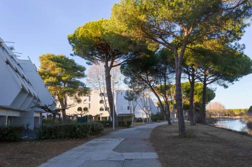 Photo de la galerie de l'établissement Chez Sébastien - Paisible studio au bord d'un lac avec parking, à La Grande Motte