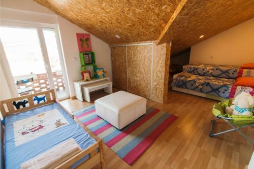 Zimmer mit einem Schlafzimmer mit einem Bett und einem Kinderbett in der Unterkunft Akicity Vagos Simple in Ponte de Vagos