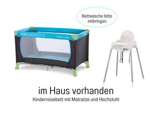 a desk and a chair with the words in haus vanderbilt istg istg at Ferienhaus Küstenzauber Kalifornien - mit Hund - komplett eingezäunter großer Garten - Sauna und Kamin - im Sommer Strandkorb inklusive in Schönberg in Holstein