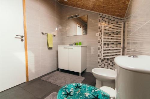 ein Bad mit einem WC und einem Waschbecken in der Unterkunft Akicity Vagos Simple in Ponte de Vagos