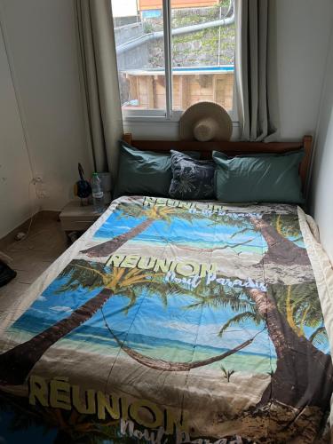 珀蒂蒂勒Maison 5 chambres avec piscine的一间卧室配有一张带绘画的床铺