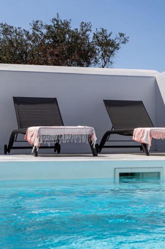 two chairs sitting next to a swimming pool at Villas Mont-Blanc in Reguengos de Monsaraz