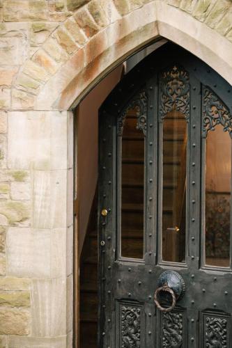 Muka bangunan atau pintu masuk The West End - Hawarden Castle