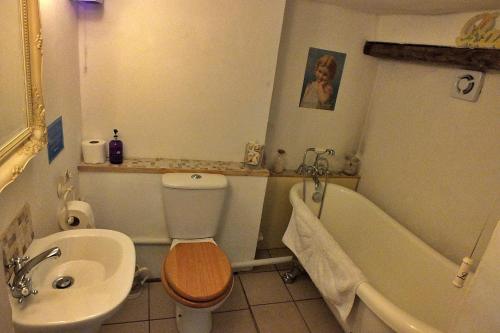 y baño con aseo, bañera y lavamanos. en Finest Retreats - Woodend - The Buttery, en Ulpha
