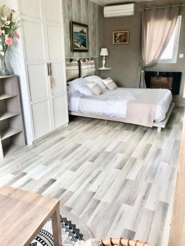 une chambre avec un lit et un parquet dans l'établissement suite détente, à Maussane-les-Alpilles