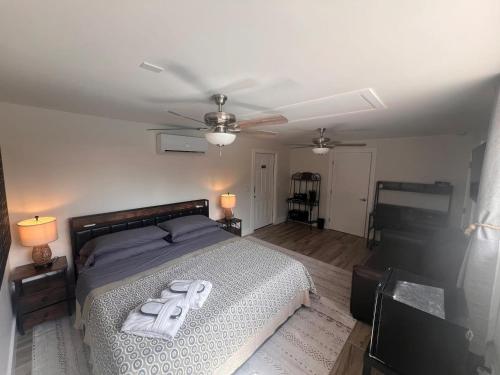 1 dormitorio con 1 cama con 2 toallas en Carlton Guest house, en Fort Lauderdale