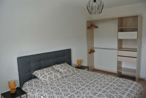 une chambre avec un grand lit et un placard dans l'établissement Spacieux T3 Balcon Parking Privé, à Toulouse