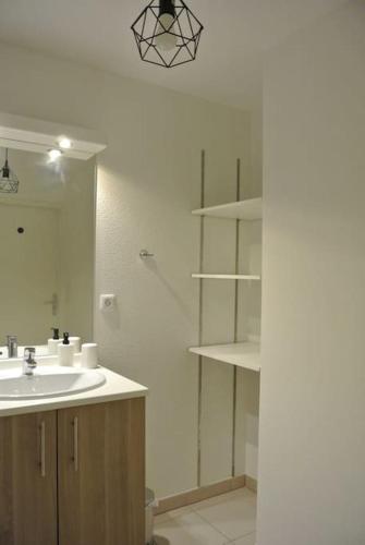 une salle de bain avec un lavabo et un miroir dans l'établissement Spacieux T3 Balcon Parking Privé, à Toulouse