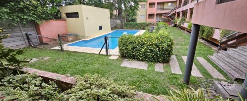 a backyard with a swimming pool in a yard at Nuestra Recova en Pilar BsAs in Pilar