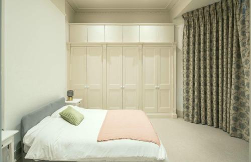 - une chambre avec un lit et un grand placard dans l'établissement Remarkable 2-Bed Apartment in London, à Londres