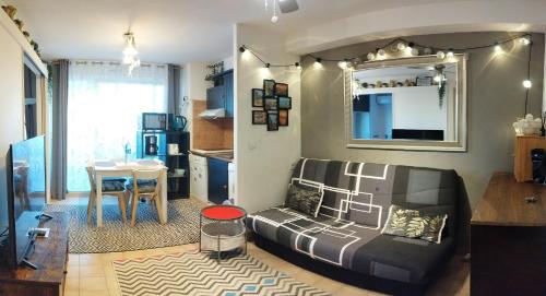 sala de estar con sofá y mesa en Residence EDEN - 300m de la mer , parking privatif inclus, en Juan-les-Pins