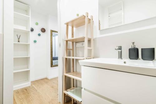 Ванная комната в [Cozy Home SAN SIRO-DUOMO] Netflix & Design