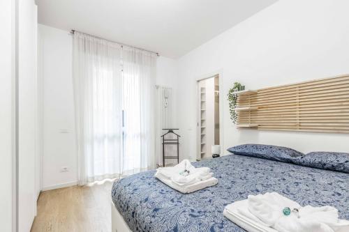 una camera da letto con due asciugamani su un letto di [Cozy Home SAN SIRO-DUOMO] Netflix & Design a Milano