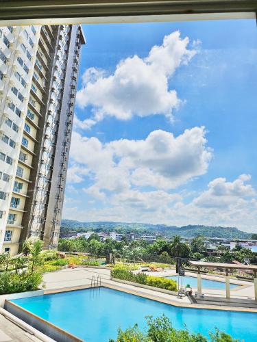 vistas a la piscina desde el balcón de un edificio en Doms Ryokan in Avida Aspira With Wifi and Netflix en Cagayán de Oro