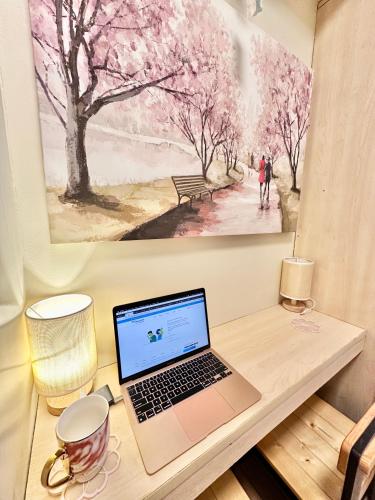 Doms Ryokan in Avida Aspira With Wifi and Netflixにあるテレビまたはエンターテインメントセンター