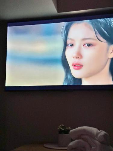 Doms Ryokan in Avida Aspira With Wifi and Netflixにあるテレビまたはエンターテインメントセンター