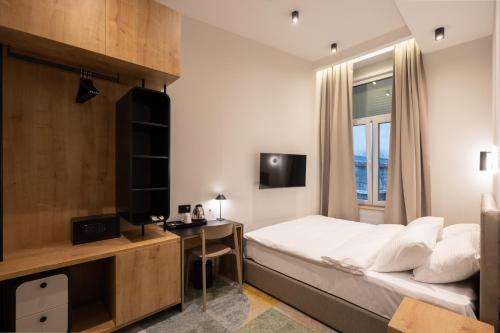 Postel nebo postele na pokoji v ubytování Hop Inn Rooms & Suites