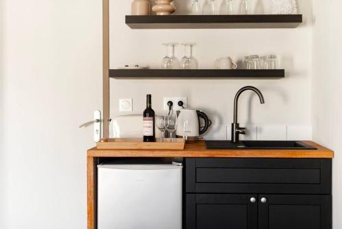 - une cuisine avec un comptoir, un évier et un évier dans l'établissement L'Évêché/ Clim/ Vue/ Confort, à Carcassonne