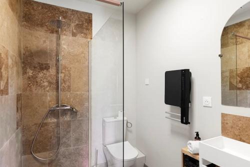 TV y baño con ducha y aseo. en L'Évêché/ Clim/ Vue/ Confort, en Carcassonne