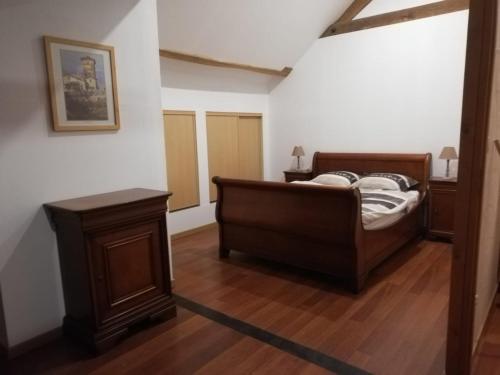 Schlafzimmer mit einem Bett und Holzboden in der Unterkunft Gîte Vergnelibert in Chalais