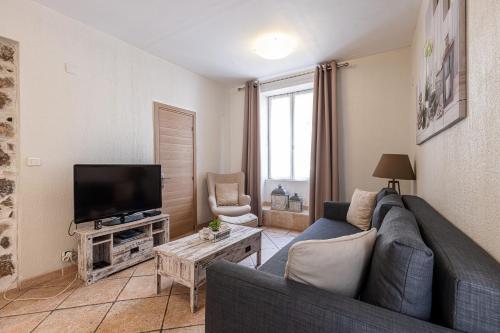 un salon avec un canapé bleu et une télévision dans l'établissement Cozy 1 Bdr at Nice Port, à Nice