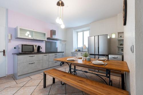 - une cuisine avec une table et un banc en bois dans l'établissement Cozy 1 Bdr at Nice Port, à Nice
