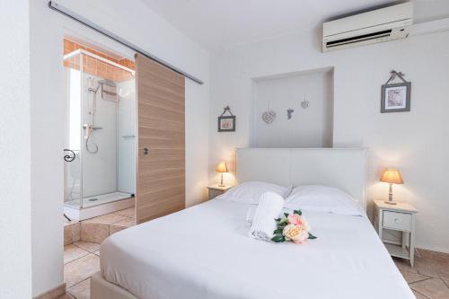 une chambre avec un lit blanc avec des fleurs dessus dans l'établissement Cozy 1 Bdr at Nice Port, à Nice
