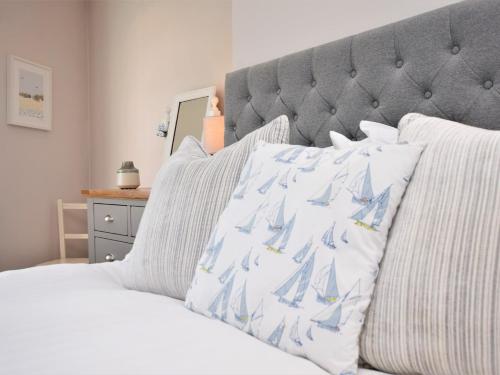 Postel nebo postele na pokoji v ubytování 2 Bed in Appledore DECKH
