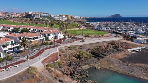 - une vue aérienne sur une ville et une rivière dans l'établissement Suite Poseidon Golf & Ocean View, à San Miguel de Abona