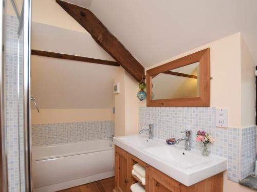 A bathroom at 2 Bed in Bideford HIFOX