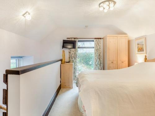 sypialnia z łóżkiem i oknem w obiekcie 1 Bed in Bere Alston CAMMO w mieście Bere Alston
