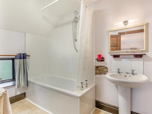 biała łazienka z umywalką, wanną i toaletą w obiekcie 1 Bed in Bere Alston CAMMO w mieście Bere Alston