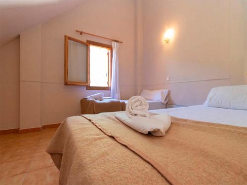Un dormitorio con una cama con una toalla. en Apartamentos Villanua 3000, en Villanúa