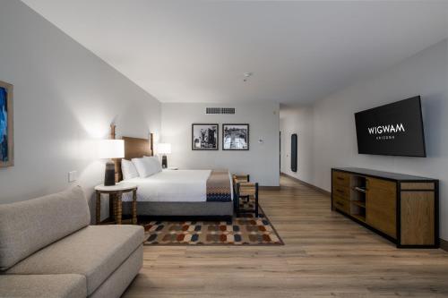 una camera d'albergo con un letto e un divano di The Wigwam a Litchfield Park