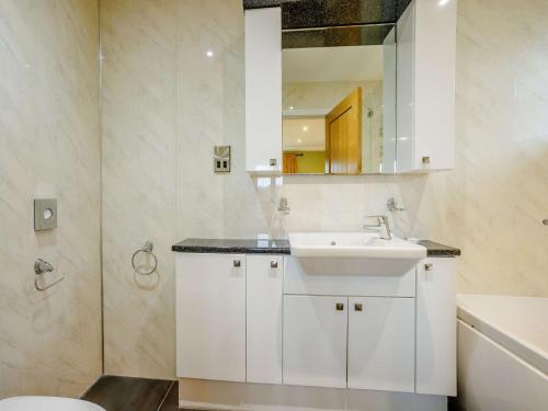 Bathroom sa 4 Bed in Westward Ho 89867