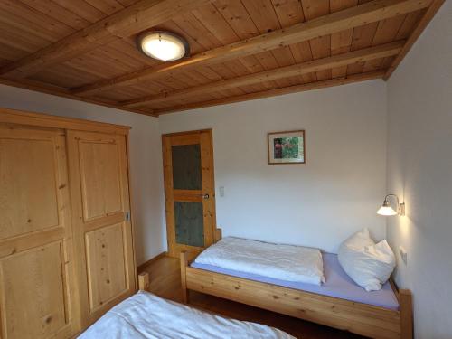 een slaapkamer met 2 bedden en een houten plafond bij Appartement Egart 3 in Resia