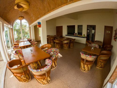 einen Blick über ein Restaurant mit Tischen und Stühlen in der Unterkunft La Cañada in Guanajuato