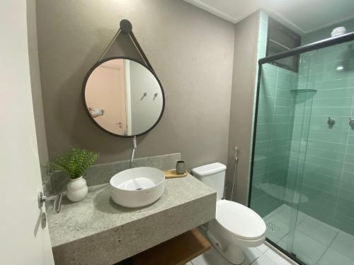 uma casa de banho com um lavatório e um espelho em Beira Mar Apartmento 107 em Maceió