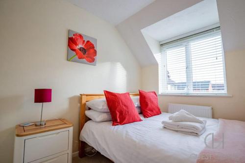 A bed or beds in a room at Guest Homes - Chichester Close Flat