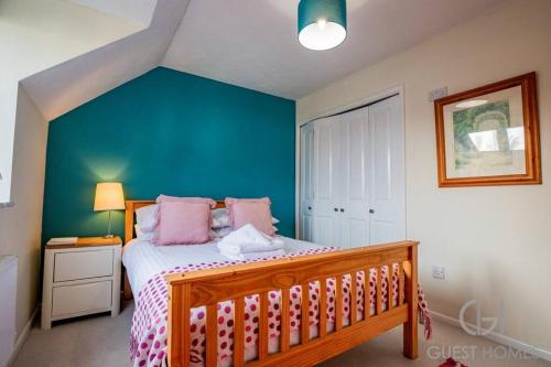 Een bed of bedden in een kamer bij Guest Homes - Chichester Close Flat