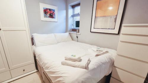 Postel nebo postele na pokoji v ubytování Cute & cosy 1 double bedroom garden flat