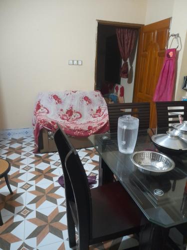 Zimmer mit einem Tisch, Stühlen und einem Bett in der Unterkunft Isolated guest house in Sunāmganj