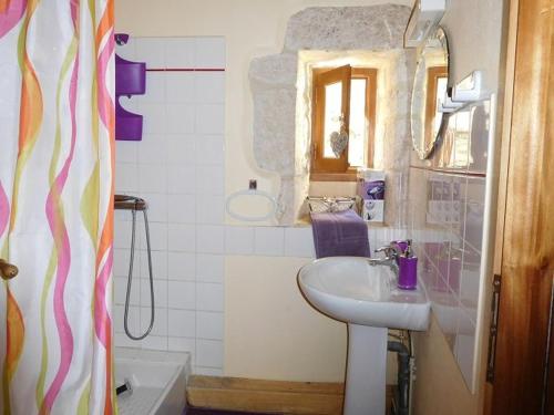 Masquières的住宿－Las Gonies - Clévacances 2 Clés，浴室配有盥洗盆和浴缸。
