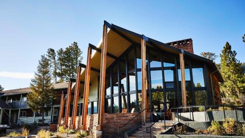 un edificio con grandes ventanas de cristal en un patio en Trailborn Rocky Mountains, en Estes Park