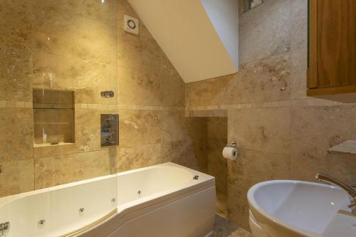uma casa de banho com uma banheira e um lavatório em Anzac House em Brixham