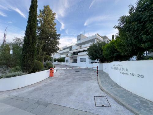 ein Parkplatz vor einem weißen Gebäude in der Unterkunft Panorama Residence in Nikosia