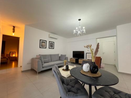 ein Wohnzimmer mit einem Tisch und einem Sofa in der Unterkunft Panorama Residence in Nikosia
