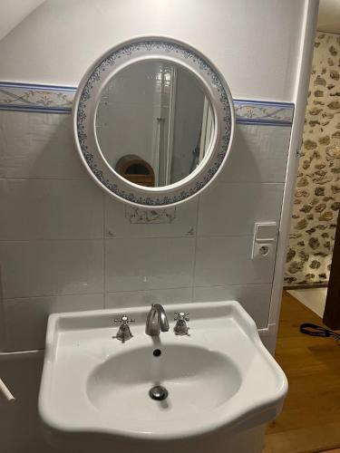 Bilik mandi di Petit loft de charme proche VERSAILLES SACLAY 30 mn PARIS jardin terrasse parking securisé